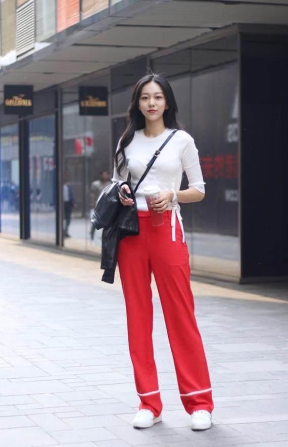 街拍：白色T恤配红裤的小美女，大波浪卷的头发很是迷人！