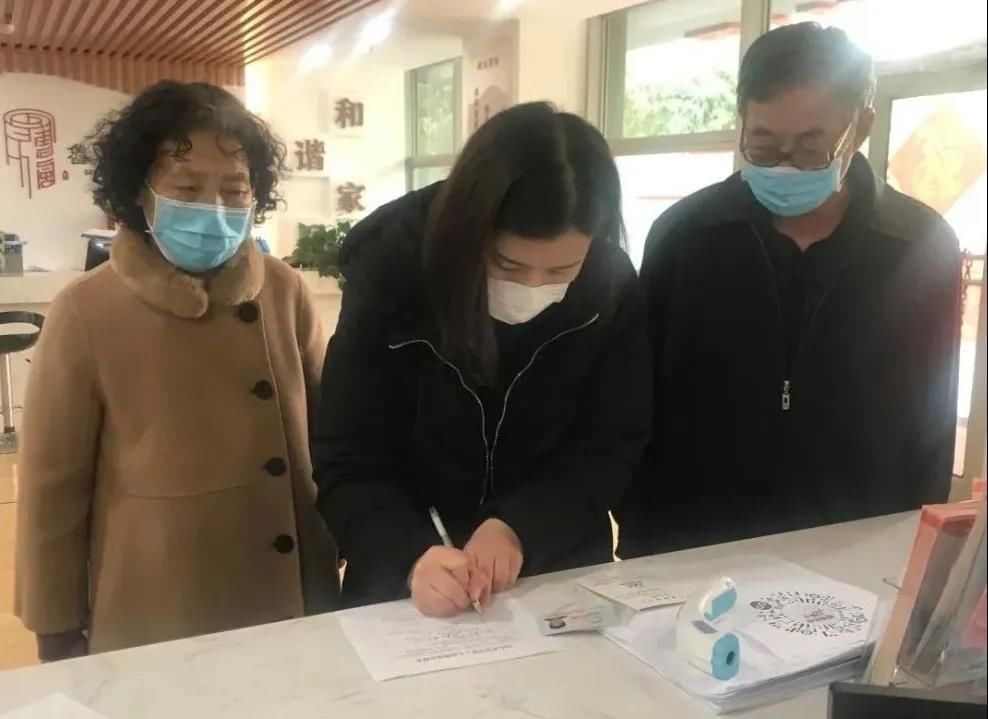 崂山区■【战“疫”?区派干部展风采】崂山区金家岭街道埠东管区孙展宇:发挥语言特长,协助基层抗疫