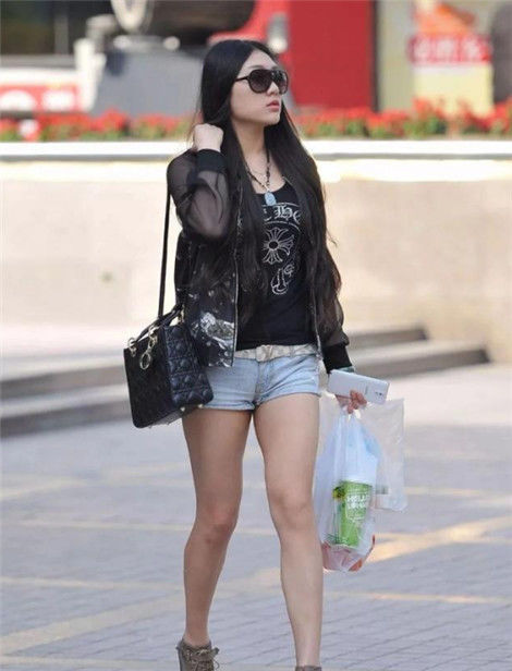 『美女』街拍:成熟美女穿搭短裤,秀出长腿,充满魅力