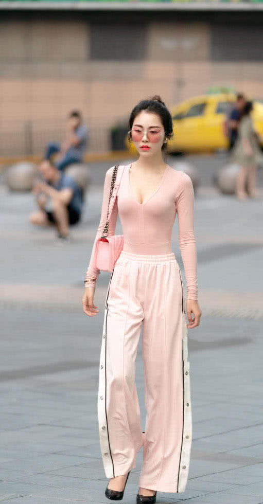 气质小姐姐紧身衣裹出粉嘟嘟的饱满上围,柔软灵动的身姿让人着迷