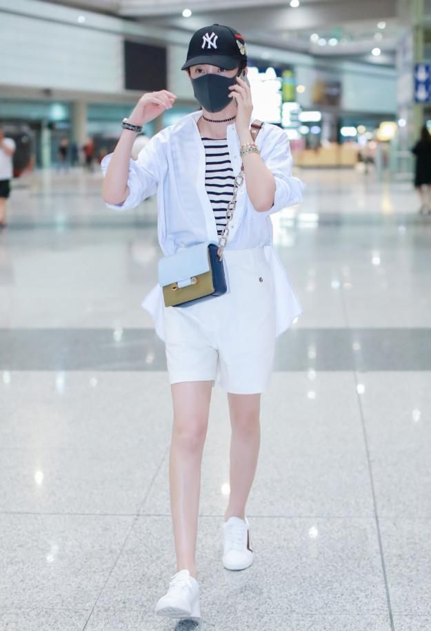 45岁李冰冰穿开叉裙秀腿不输25岁小姑娘，难怪迷倒小16岁男友！