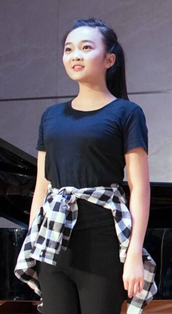 林妙可的老年风算是改不掉了，想成为时尚大学生，太难!