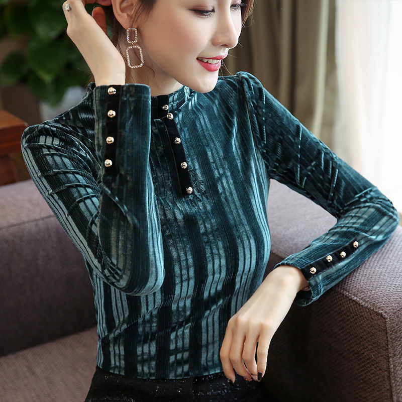 国庆旅游，老婆不穿裙子也那么美，只因穿的秋衣太漂亮，真美醉了