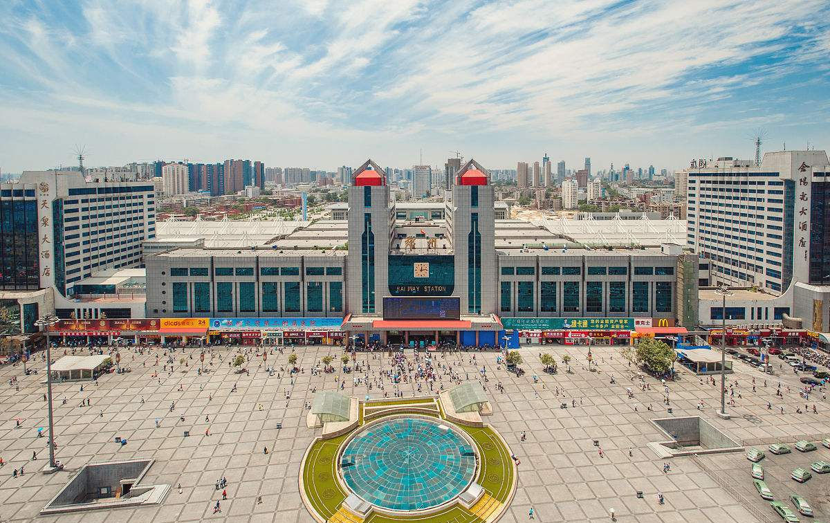 中国有一座火车站，能够通往各省的省会，便捷了人们的出行
