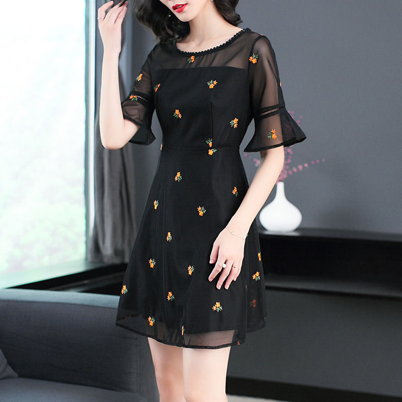 女人尽量不要穿黑裤子，瞧瞧港式女人这样穿，太惊艳了，美飞