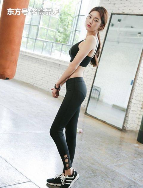  美女：紧身打底裤：个性前卫的美女，秀出傲人曲线，焕发时尚气息！