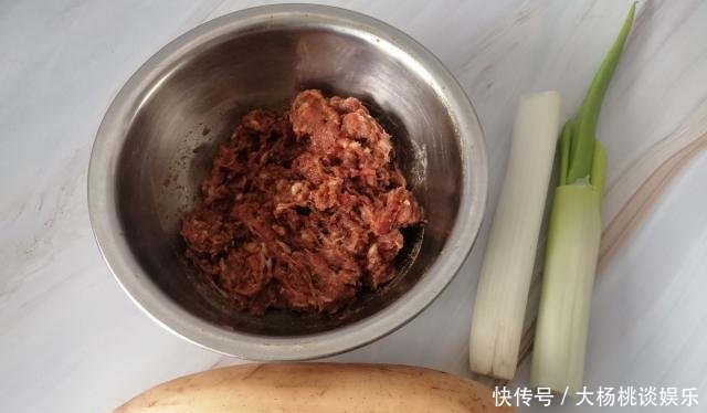 连吃:我用这菜包饺子,老公一脸的嫌弃,出锅却连吃30个,还直呼没吃够