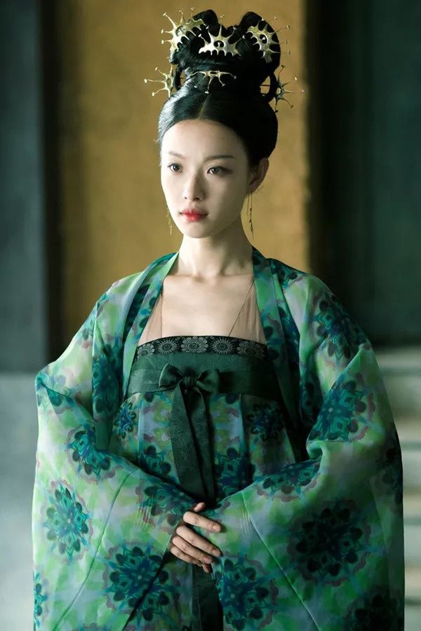 好看| 倪妮素颜扮男装依旧貌美!和精修图无差的好肤质该如何养成?