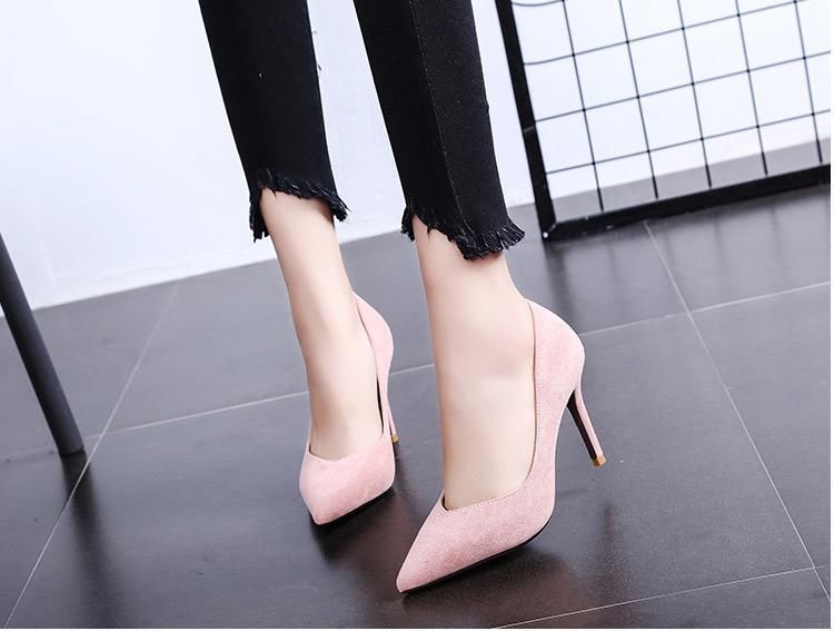 怀旧复古皮料的性感尖头高跟鞋，既性感又怀旧