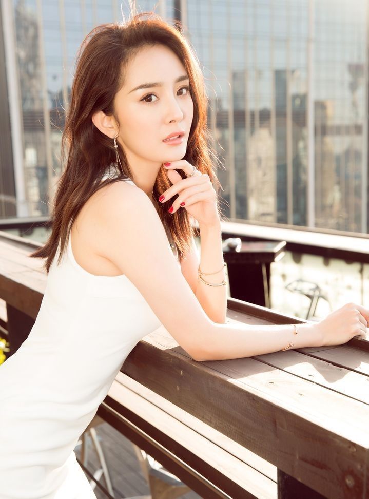 离开精修的杨幂，满脸油光大红唇老态尽显，右脸松弛比左脸大一圈