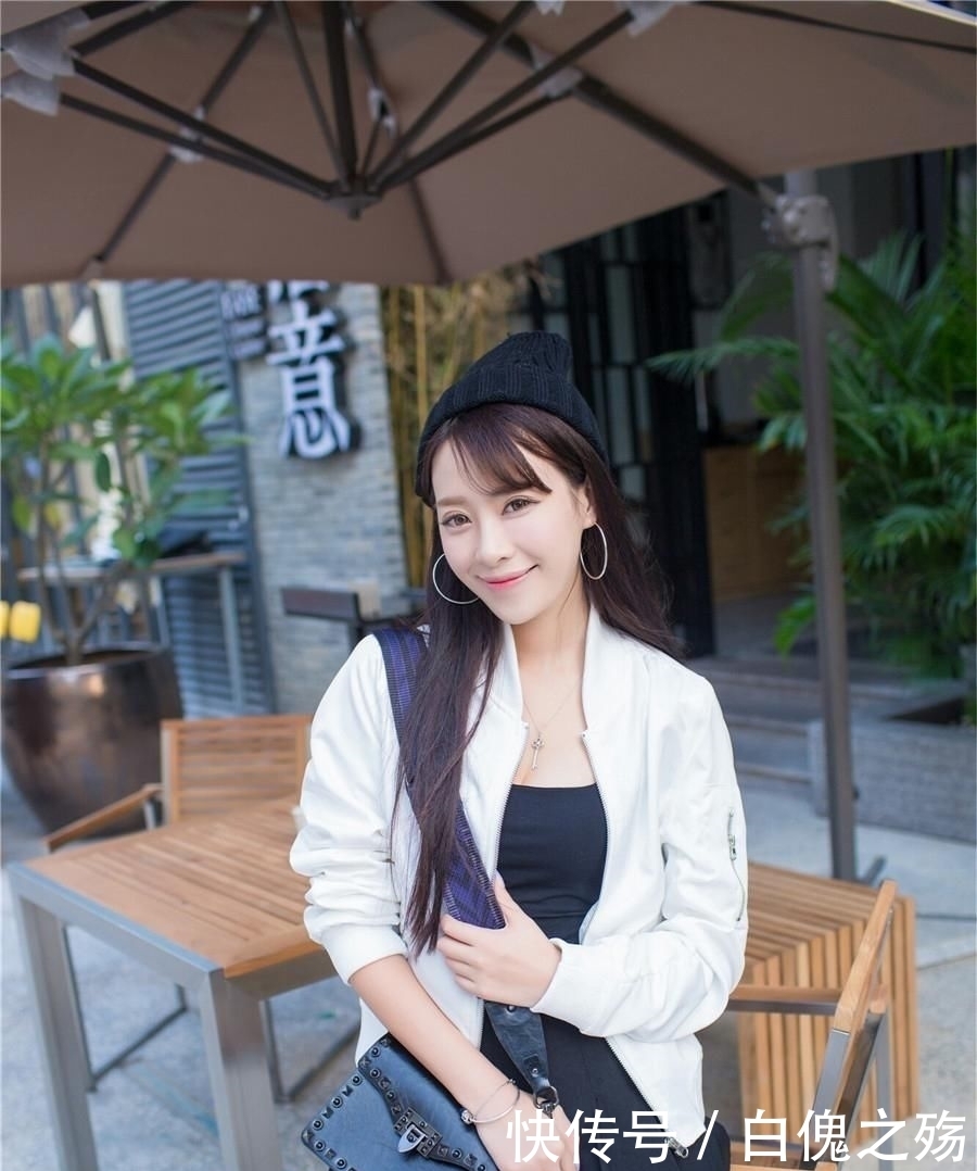  [无比]街拍:性感美女三月出现，外套短裙性感无比