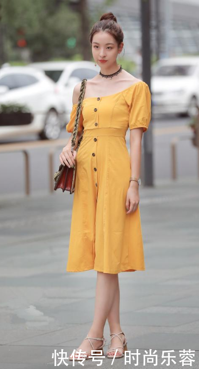 街拍:夏天是首选热裤?还是选择裙子呢?好多美女用行动来诠释!