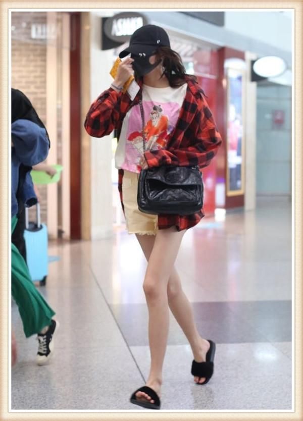 关晓彤真把机场当家啦？睡衣拖鞋直接上阵，找不到比你更随便的了