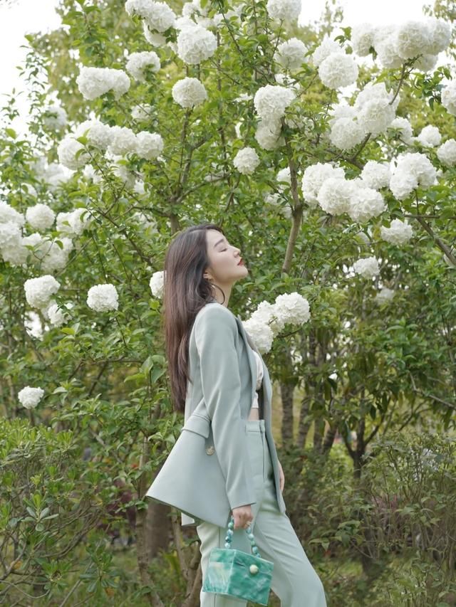  『凹出女性』初夏别总穿黑白灰了，换上这些绿色系单品，气质清新还显白