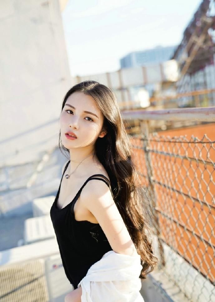 高颜值长发背心美女养眼天台写真图片