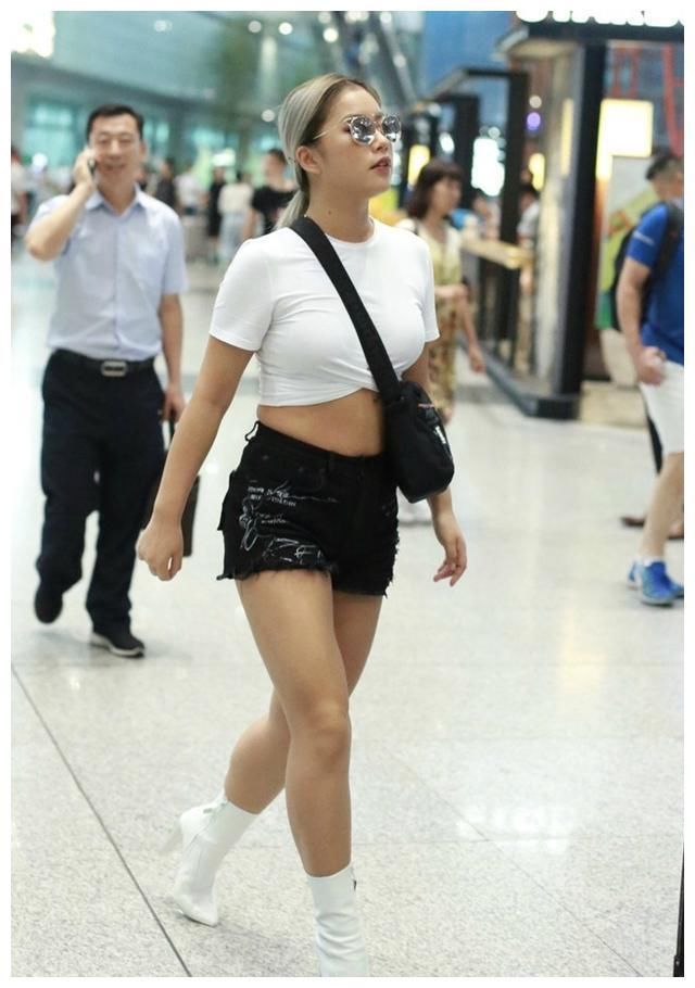 王菊对自己真狠，这么紧的裤头也硬塞，不想勒出“游泳圈”尴尬了