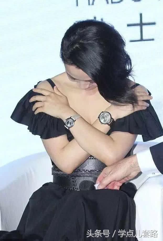 汤唯上围激增防走光急忙用手捂,黑色吊带裙性感迷人,看看