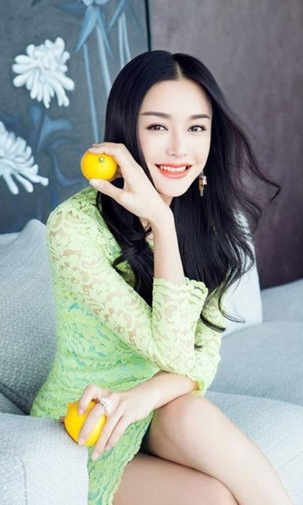 秦岚的性感性感迷人照，图一高贵典雅，最后一张看了移不开眼睛！