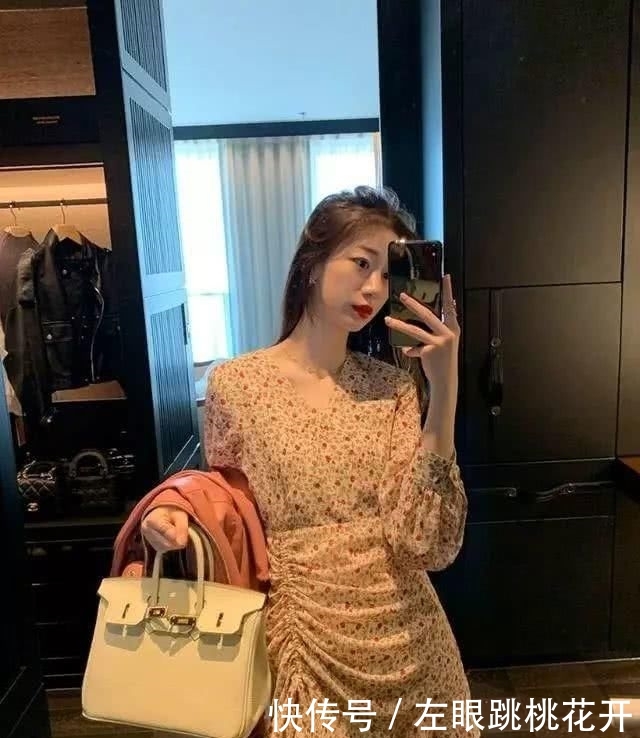 学院@春季怎能少了应景的碎花裙:搭西装御姐范,穿针织衫温柔学院风