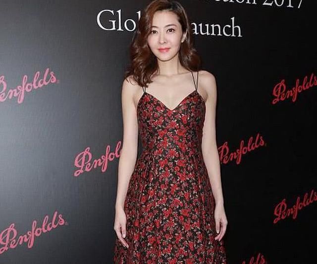 熊黛林深V吊带裙亮相，网友：生完娃还这么胆大