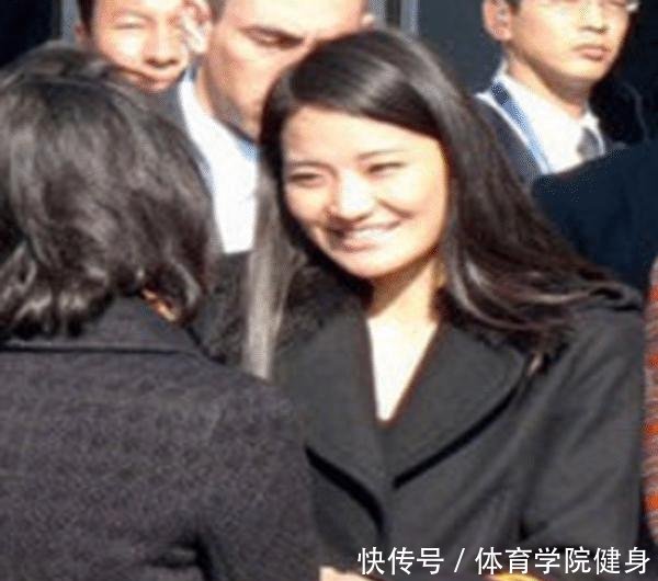 『 传统』穿上洋装暴露出缺点，还是传统服饰适合她！，90后的不丹王后