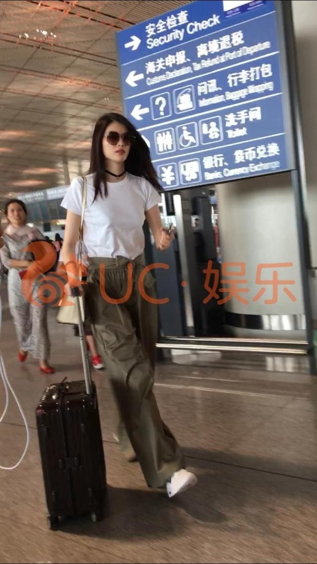 备好纸巾小心鼻血!何穗独自离京展现超靓身材
