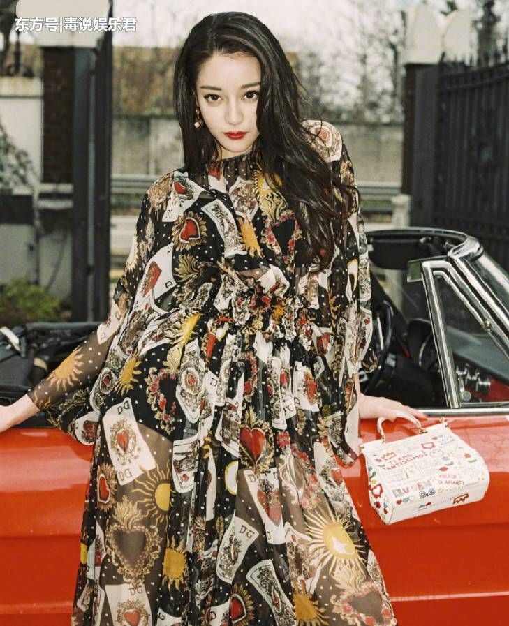 李湘居然敢和迪力热巴穿黑裙，瞬间被碾压，大妈气质就别乱穿了!