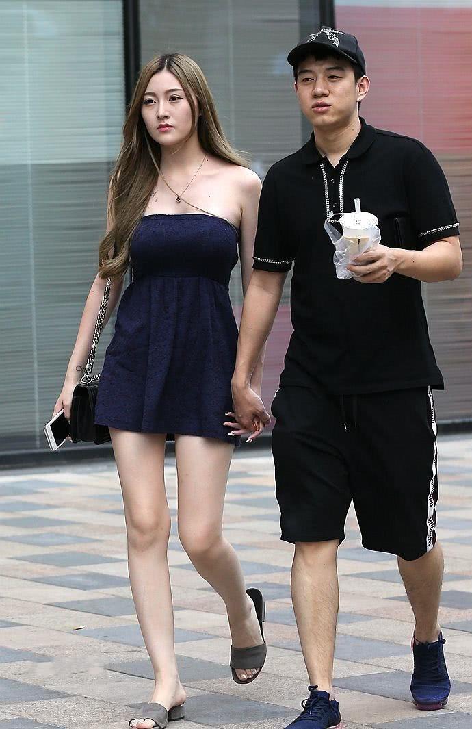 街拍：穿着时尚白皙性感的小姐姐，长相俊美很妩媚！