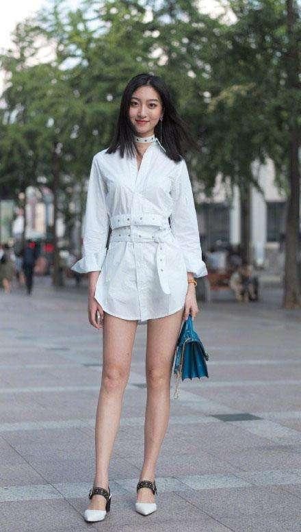 网红脸小姐姐穿着短裙露着美腿，美丽迷人的样子让路人都迷恋!