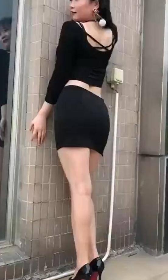 街拍：妙龄女郎的细高跟、包臀裙穿搭，给人一种成熟饱满的美