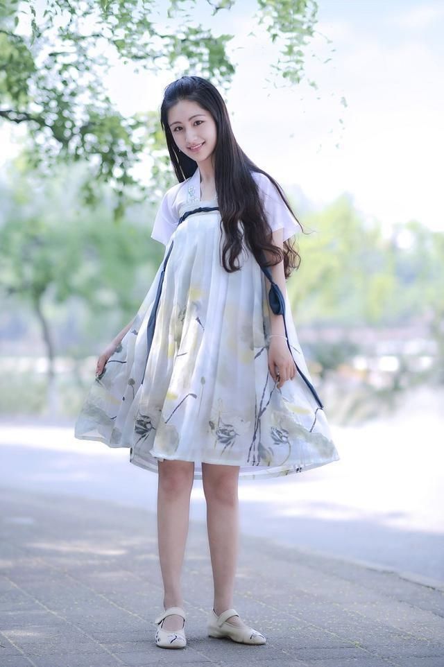 小智图说-夏季的午后路边遇见一位穿长裙举止温柔大方的小姐姐