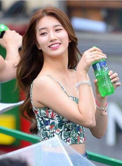 一款饮料掀起绿色海洋风，满屏都是韩国女神，李成敏最迷人