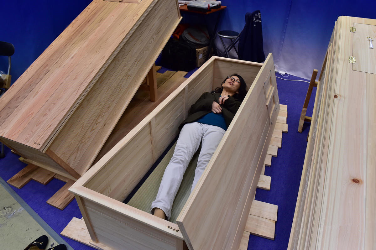 实拍日本的 殡葬博览会，女入殓师现场为逝者化妆穿衣