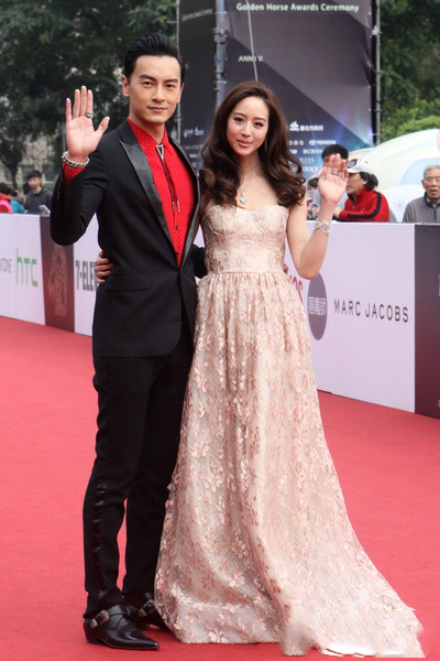 张钧甯放飞自我了，透明长裙直接穿上身，网友：好在上身装够长！