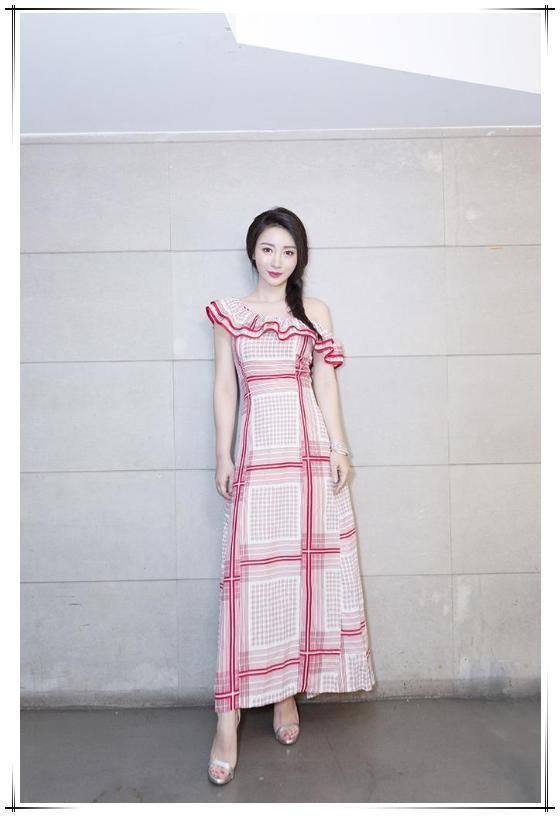 柳岩穿衣终于不暴露了，一袭斜肩长裙优雅到你不敢认!