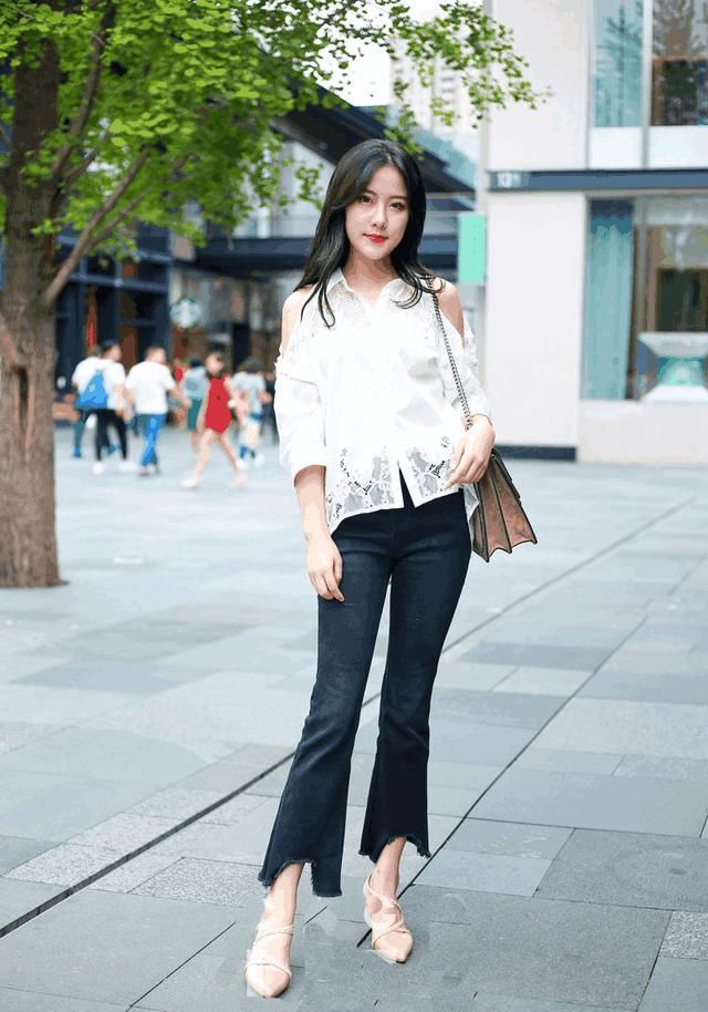 三里屯性感美女时尚穿搭，火辣身材引得路人驻足观看