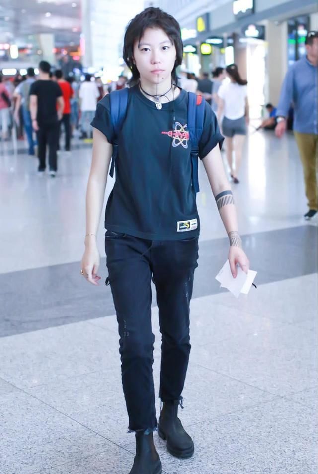 真服了窦靖童！头发湿湿鞋子脏脏像个流浪汉，真是比王菲还要狂！