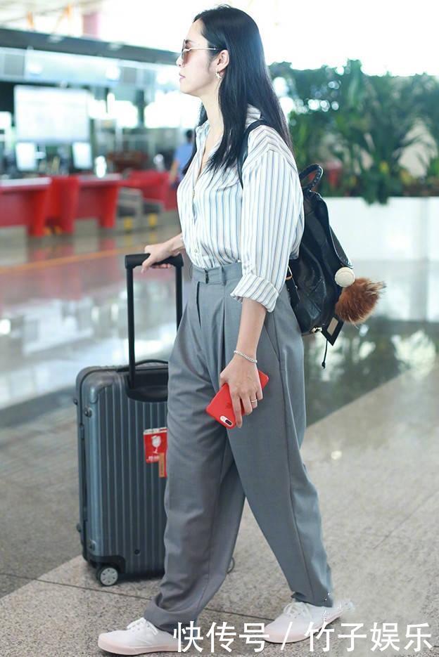 姚晨现身机场，穿条纹衫搭大粗裤子，网友：颜值高才敢这样穿！
