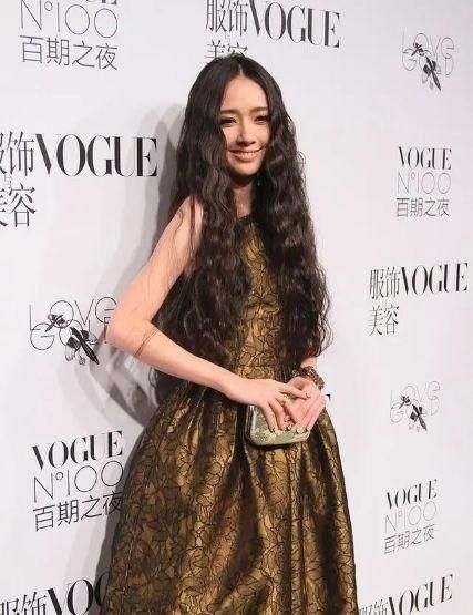 裙在颜色上■阔太郭碧婷气质真不是吹的,金色连衣裙配泡面头,难掩豪门气质