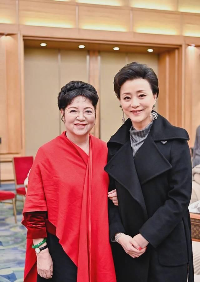  「背头」51岁“国宝主持人”杨澜亮相，背头配皮衣气场强，气质同龄人少见