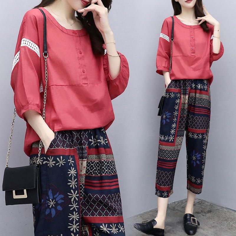 国庆游玩，女人别再裙子配高跟鞋，瞧这样的套装，一款比一款美嫩