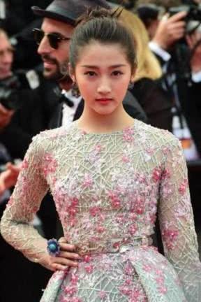 关晓彤身穿一袭肉色裙，惊艳众人！但咋么这么尴尬？