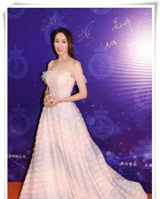 郭可盈的脸彻底垮了! 脸上的肉都挂不住了, 网友: 别再出来吓人了