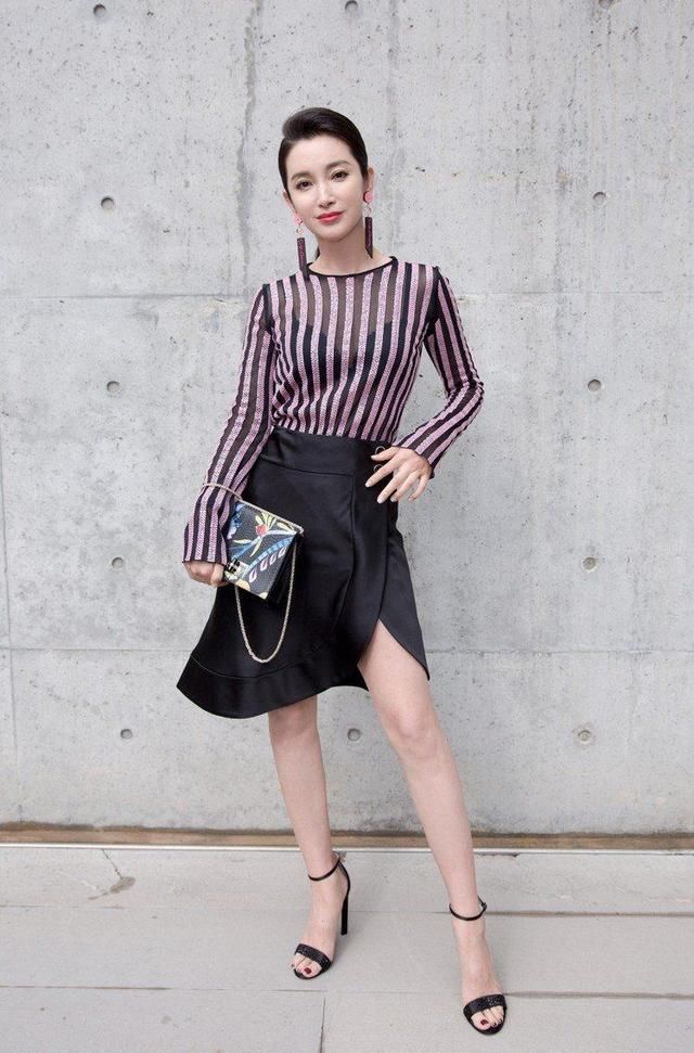 李冰冰穿着很大胆，在国外女人面前，穿露背裙怎么还缝块裸色布?