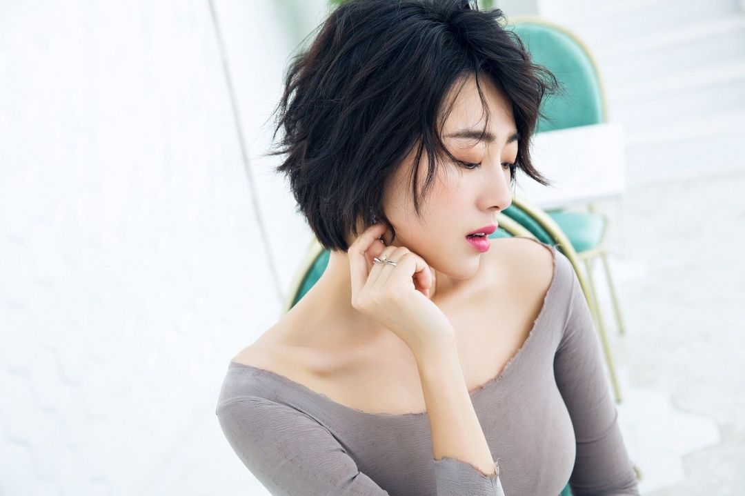 演员孟真俏丽短发妩媚动人灰色长裙尽展优雅气质