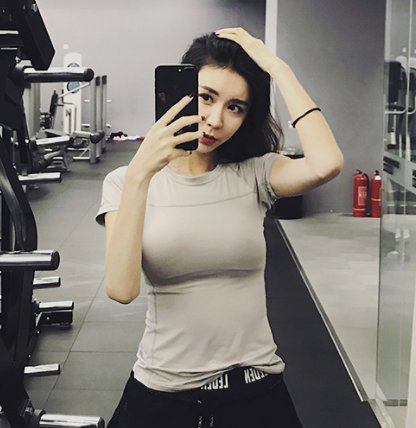 “蜜桃”臀裤过时了，今年健身流行这样穿，前凸后翘撩倒一大片