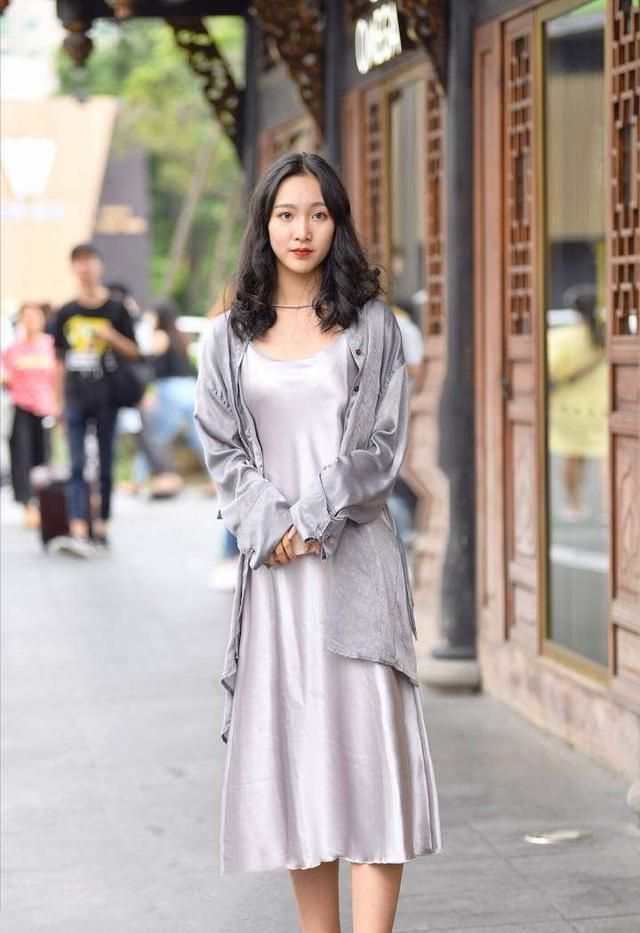 身穿|街拍:容颜动人的小美女,身穿黑色装,时尚干练又大方