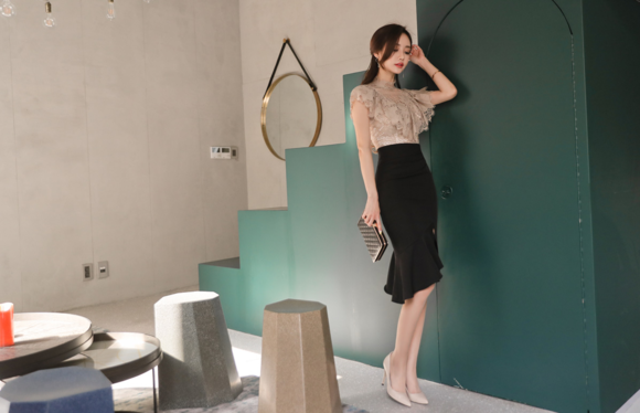 女神孙允珠，荼蘼姜茶浅棕磨砂雕纹刺绣衫