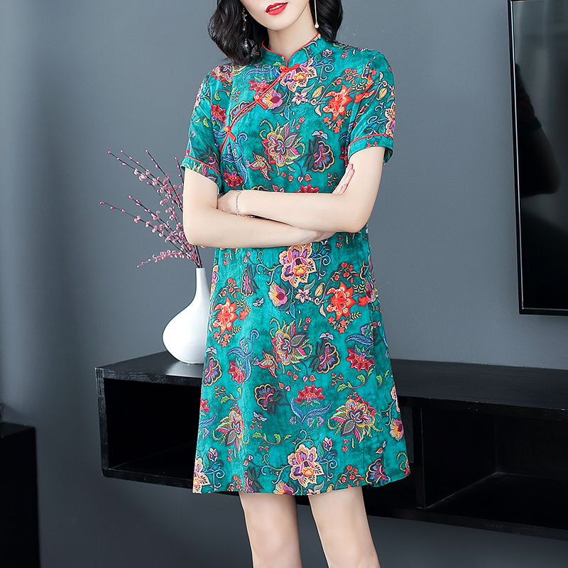 “小个子”女人别穿得太寒碜，夏天穿这改良旗袍，时髦有女人味