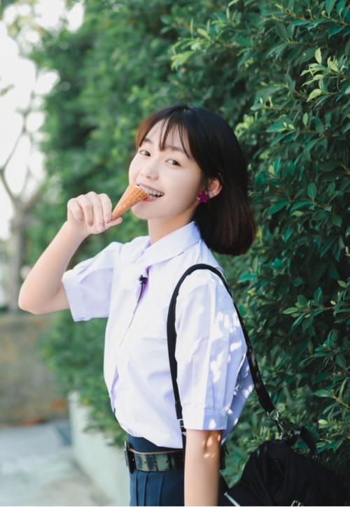  「段奥娟」段奥娟真是敢穿！穿一件白色短款小吊带，“巴掌腰”更是吸睛